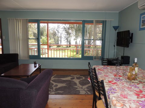 A Paradise Bungalow Waterfront - Accommodation Mt Buller 3