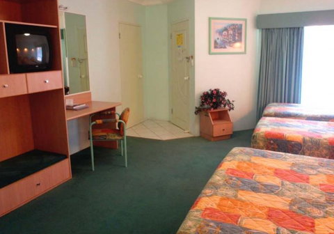 Runaway Bay Motor Inn - Accommodation Mt Buller 1
