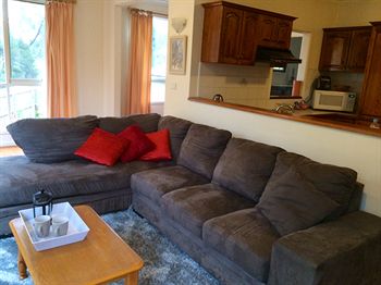 Australian Home Away @ Doncaster Grange Park - Accommodation Mt Buller 17