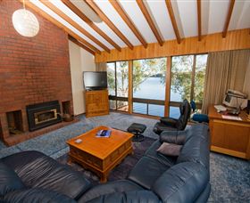 Waterside Accommodation - Derwent Retreat - Accommodation Mt Buller 1