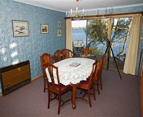 Waterside Accommodation - Derwent Retreat - Accommodation Mt Buller 2