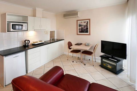 BEST WESTERN Ensenada Motor Inn & Suites - Accommodation Mt Buller 1