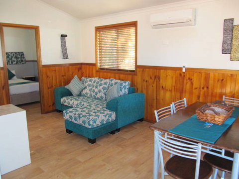 Blue Dolphin Holiday Resort - Accommodation Mt buller 1
