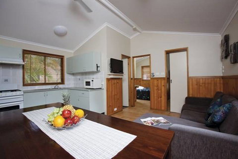 Blue Dolphin Holiday Resort - Accommodation Mt buller 4