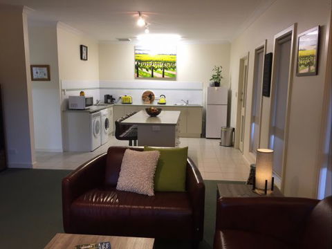 Lyreen's Apartment Bed And Breakfast - Accommodation Mt Buller 7
