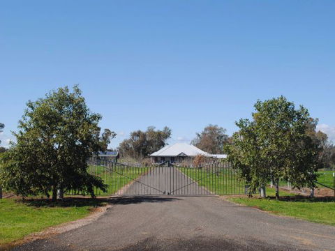 Riverside Farm Retreat B And B - Accommodation Mt Buller 2
