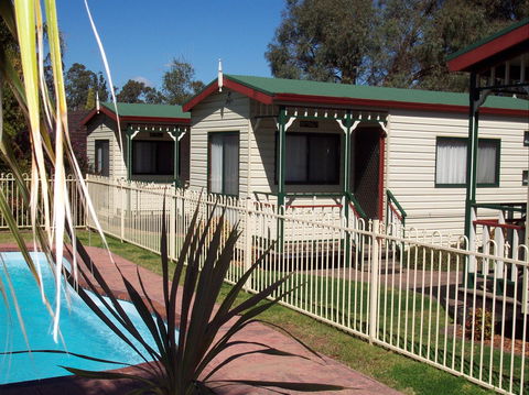 Parkes Country Cabins - Accommodation Mt Buller 0