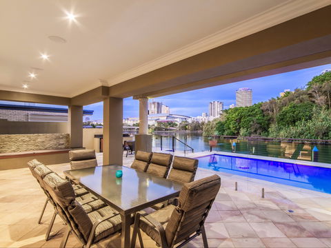 Lakeland Keys Broadbeach - Vogue Holiday Homes - Accommodation Mt Buller 1
