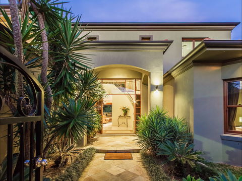 Lakeland Keys Broadbeach - Vogue Holiday Homes - Accommodation Mt Buller 2