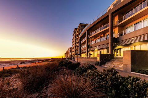 Oaks Glenelg Plaza Pier Suites - Accommodation Mt Buller 0