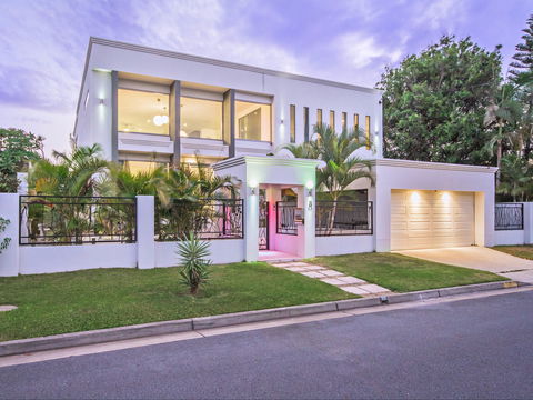 Riviera Waters Broadbeach - Vogue Holiday Homes - Accommodation Mt Buller 0