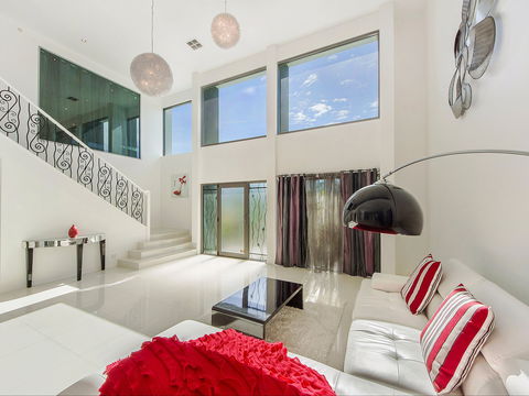 Riviera Waters Broadbeach - Vogue Holiday Homes - Accommodation Mt Buller 1