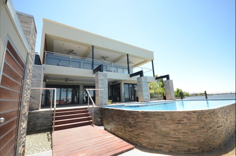 Waterfront Holiday Houses - Accommodation Mt Buller 2