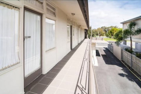 Golden Shores Airport Motel - Accommodation Mt Buller 1