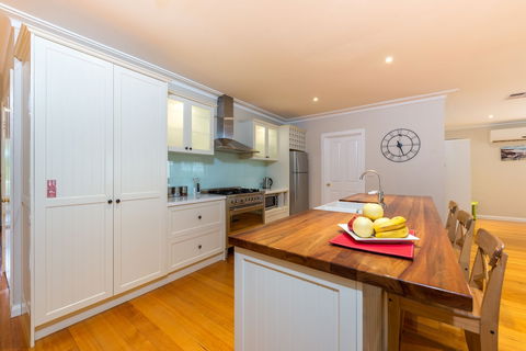 Lovely 5BR House Walk To Train And Shops - Accommodation Mt Buller 2