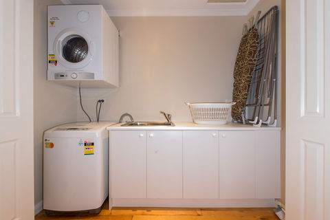Lovely 5BR House Walk To Train And Shops - Accommodation Mt Buller 0