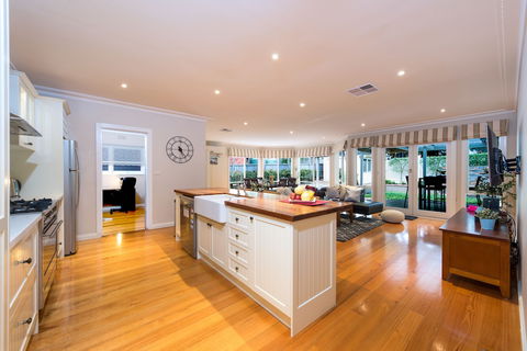 Lovely 5BR House Walk To Train And Shops - Accommodation Mt Buller 3