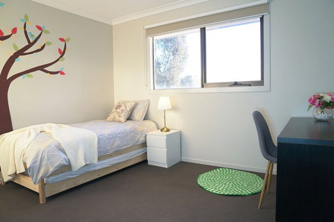 Cozy & Spacious House In Melbourne - Accommodation Mt Buller 6