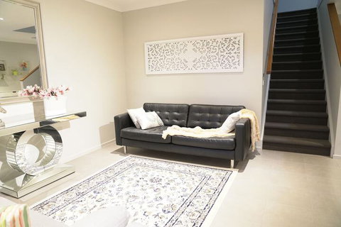 Cozy & Spacious House In Melbourne - Accommodation Mt Buller 7