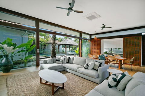 ESPRIT 2 PALM COVE BRAND NEW - Accommodation Mt Buller 4