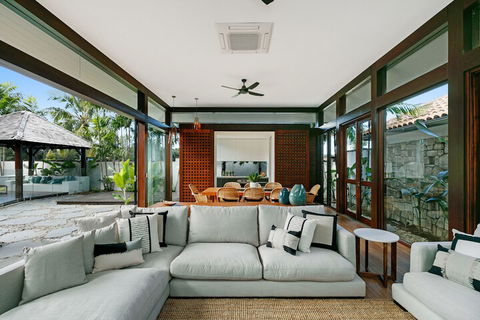 ESPRIT 2 PALM COVE BRAND NEW - Accommodation Mt Buller 3