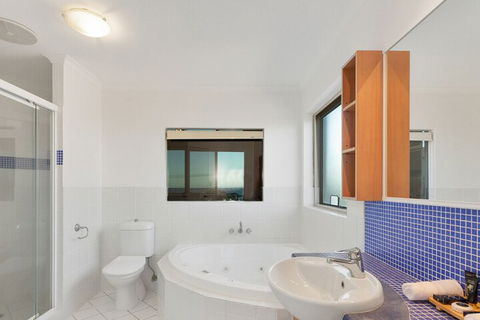 EXCLUSIVE OCEAN VIEW PENTHOUSE On MARINE PARADE - Accommodation Mt Buller 5