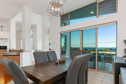 EXCLUSIVE OCEAN VIEW PENTHOUSE On MARINE PARADE - Accommodation Mt Buller 4