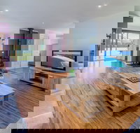 Loch Retreat 550m TO Town