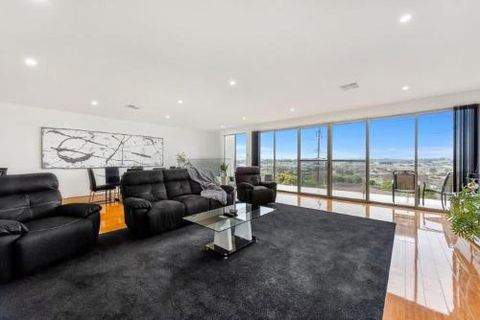 BENGALEE EXECUTIVE TOWNHOUSE MODERN & STYLISH - Accommodation Mt Buller 6