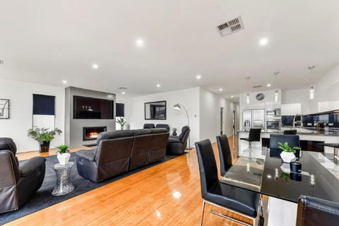 BENGALEE EXECUTIVE TOWNHOUSE MODERN & STYLISH - Accommodation Mt Buller 2