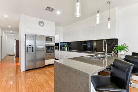 BENGALEE EXECUTIVE TOWNHOUSE MODERN & STYLISH - Accommodation Mt Buller 5