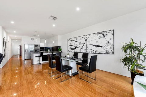 BENGALEE EXECUTIVE TOWNHOUSE MODERN & STYLISH - Accommodation Mt Buller 3