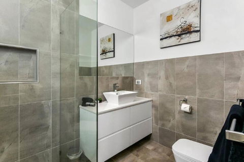 BENGALEE EXECUTIVE TOWNHOUSE MODERN & STYLISH - Accommodation Mt Buller 1