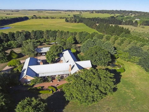 Sutton Downs Renovated Country Home On 100 Acres - Accommodation Mt Buller 5