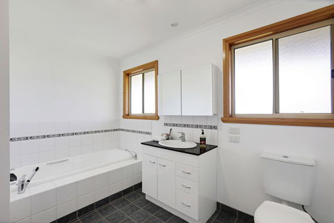 Yarragon 4 Bedroom House In Gippsland - Accommodation Mt Buller 5