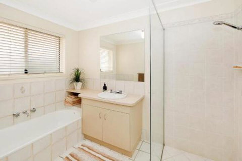 Hook Wine & Sinker Hervey Bay - Accommodation Mt Buller 6