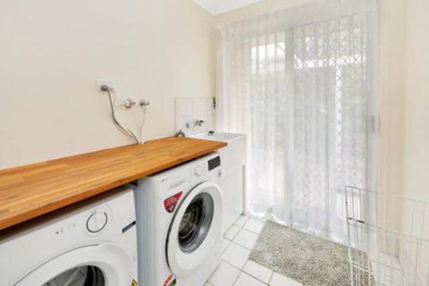 Hook Wine & Sinker Hervey Bay - Accommodation Mt Buller 2