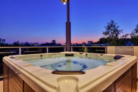 Luxury Darwin City Lights Jacuzzi Central Location Large House New Furnishings - Accommodation Mt Buller 6