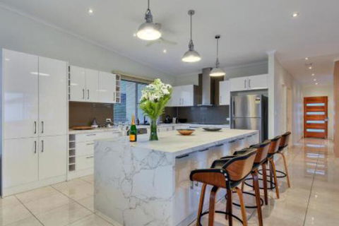 Luxury Darwin City Lights Jacuzzi Central Location Large House New Furnishings - Accommodation Mt Buller 3