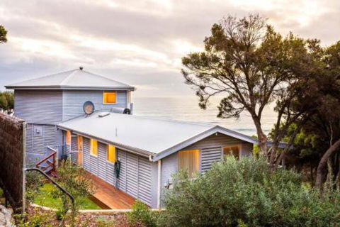 Yallingups Best Located Beach House - Accommodation Mt Buller 6