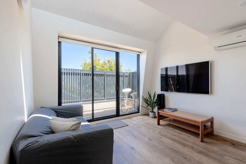 Spacious 2 Bedroom Inner City Townhouse With Private Rooftop - Accommodation Mt Buller 3