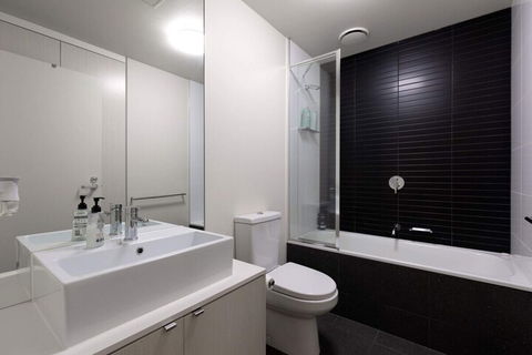 Spacious 2 Bedroom Inner City Townhouse With Private Rooftop - Accommodation Mt Buller 4