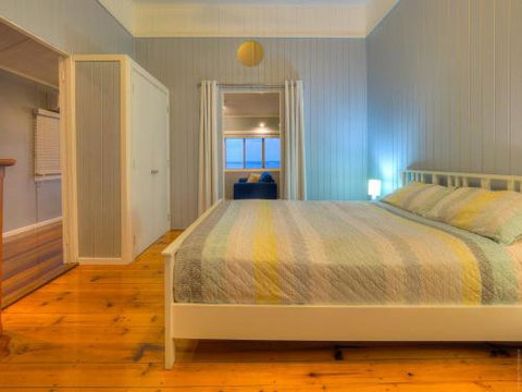 Sublime Beachfront Queenslander On The Esplanade - Accommodation Mt Buller 5