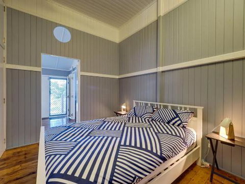 Sublime Beachfront Queenslander On The Esplanade - Accommodation Mt Buller 6