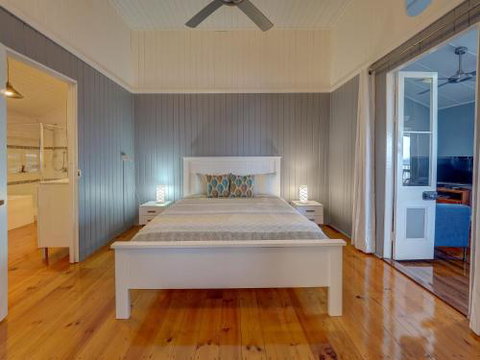 Sublime Beachfront Queenslander On The Esplanade - Accommodation Mt Buller 2