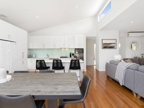 YOU ME & THE SEA BLAIRGOWRIE - Accommodation Mt Buller 4