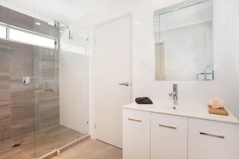 BEACH SHOPS & FABULOUS VACATION HOME! - Accommodation Mt Buller 3