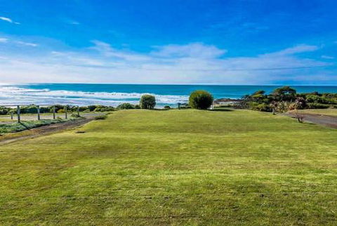 MAVI BEACH HOUSE Beachfront Wifi Views - Accommodation Mt Buller 4