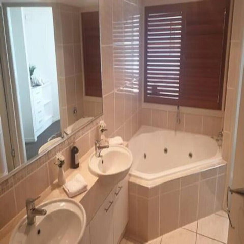 1 Bedroom Apt Ocean View Urangan - Accommodation Mt Buller 6