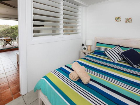 WHITE WAVES 4 ABSOLUTE BEACH FRONT STUDIO HASTINGS POINT - Accommodation Mt Buller 6